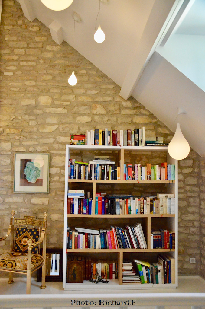 Bibliotheque blanc bois mur pierre fauteuil epoque hannah elizabeth interior design