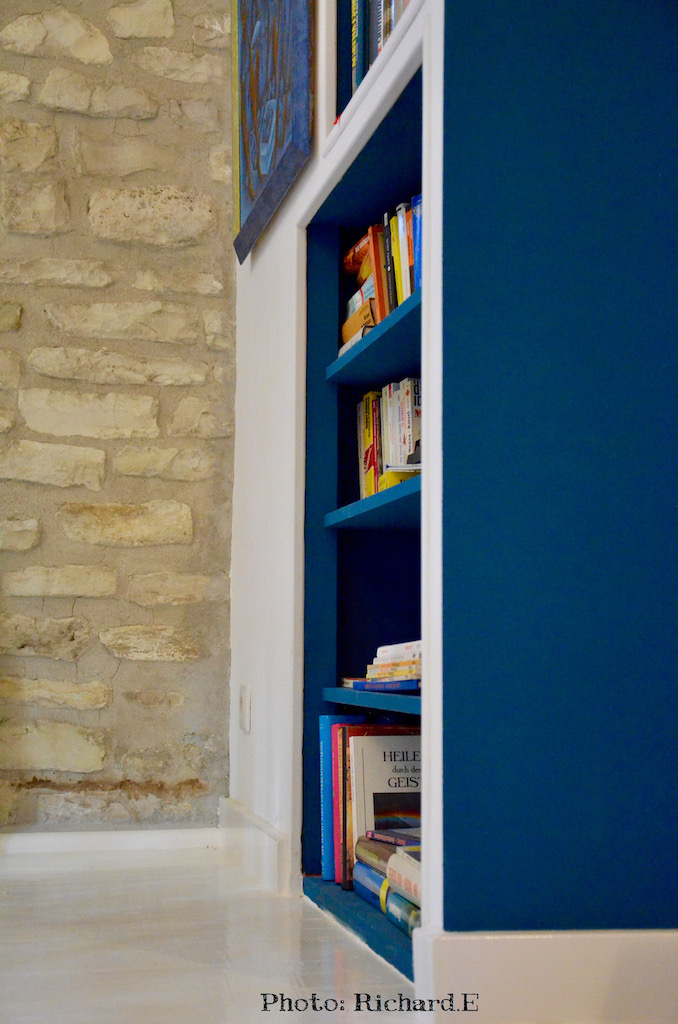 Bibliotheque mur pierre bleu canard hannah elizabeth interior design