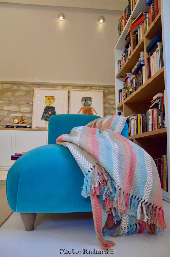 Chaise longue bleu bibliotheque hannah elzabeth interior design