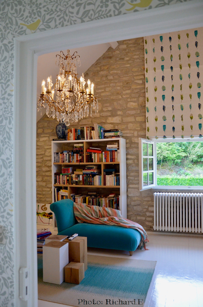 Chandelier tapis turquoise cube bois hannah elizabeth interior design